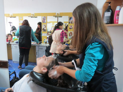 Praktična nastava u školskom frizerskom salonu